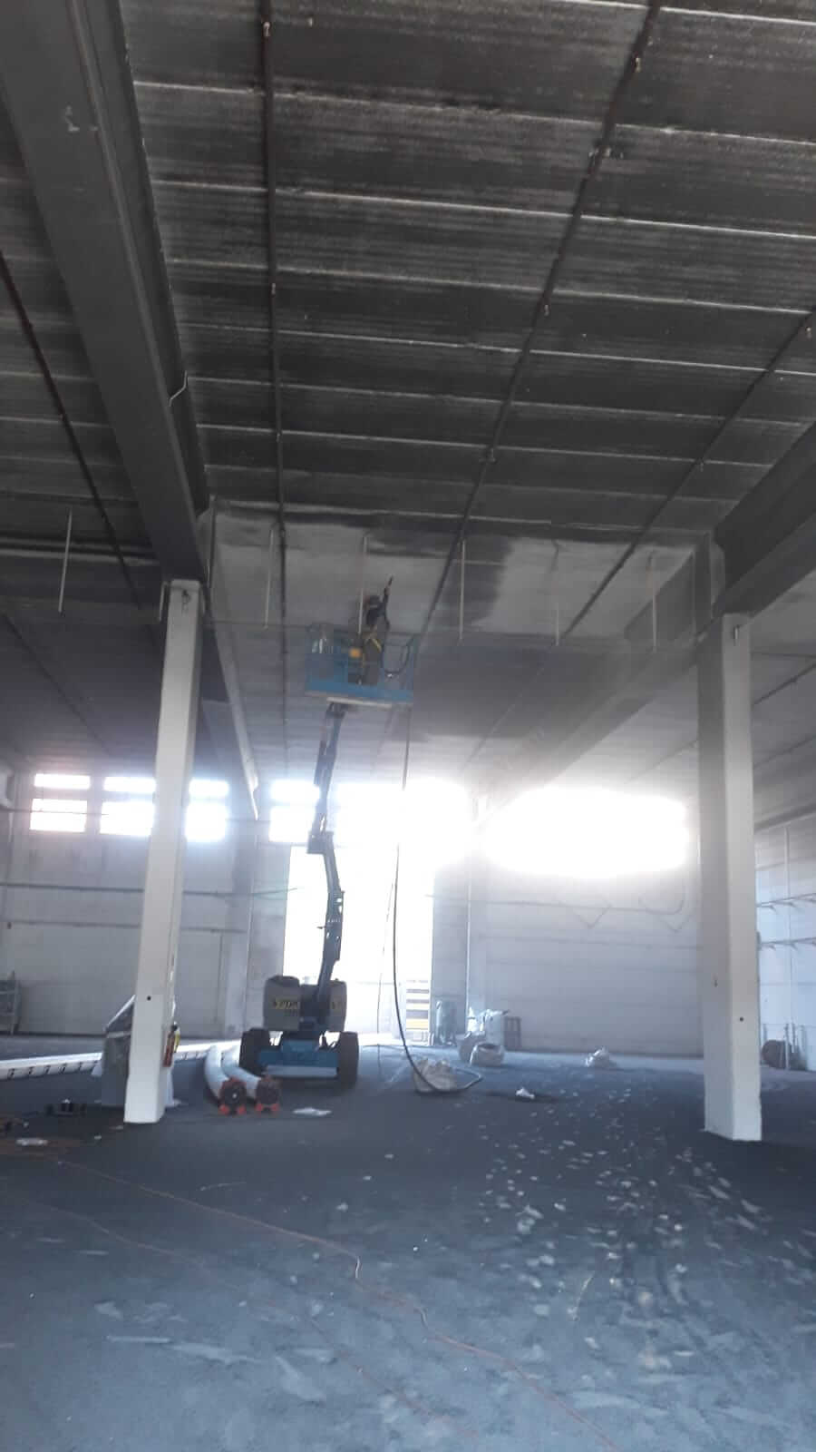 ניקוי תקרה מפיח בשיטת התזת חול