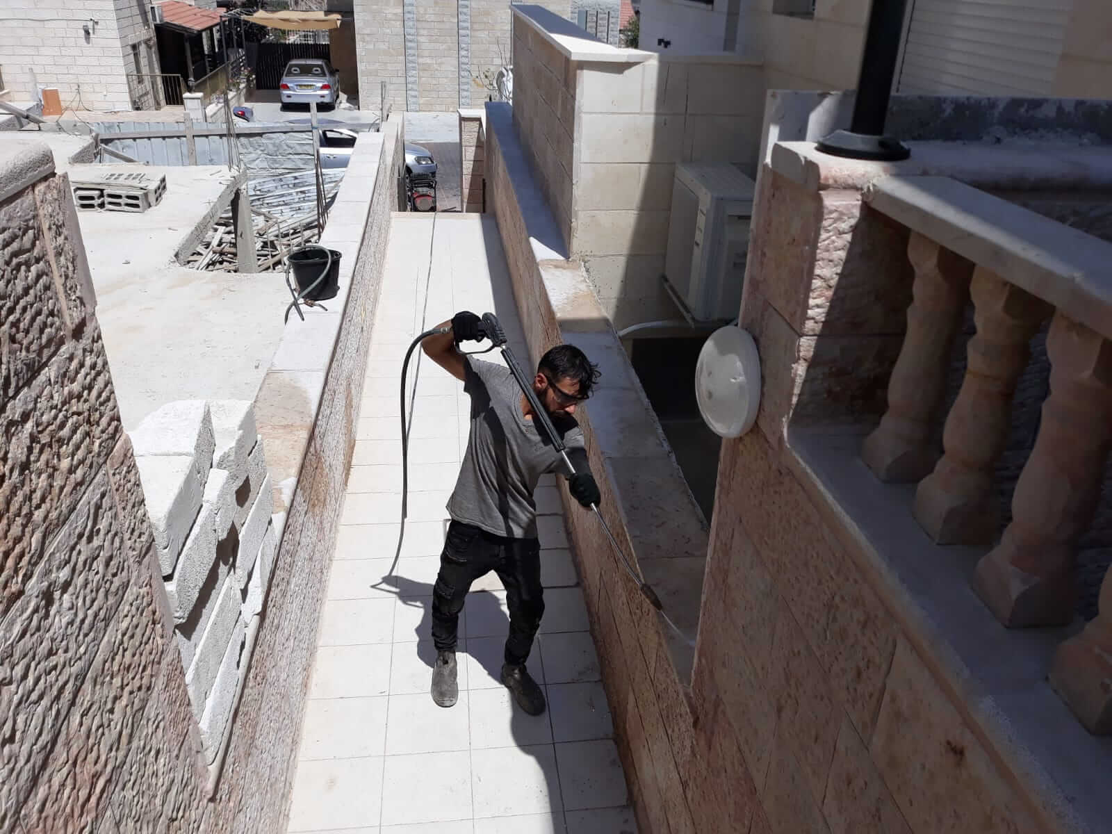 ניקוי אבן בחצר בשיטת לחץ מים גבוה