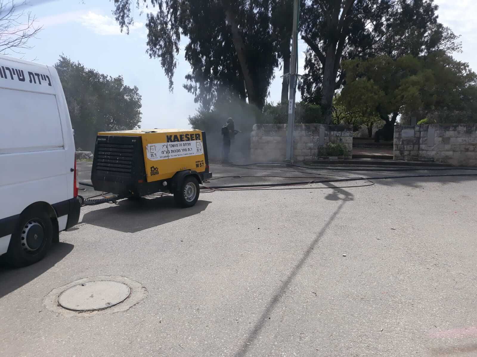 ניקוי אנדרטה בשיטת התזת גרגירי ג'יבלס