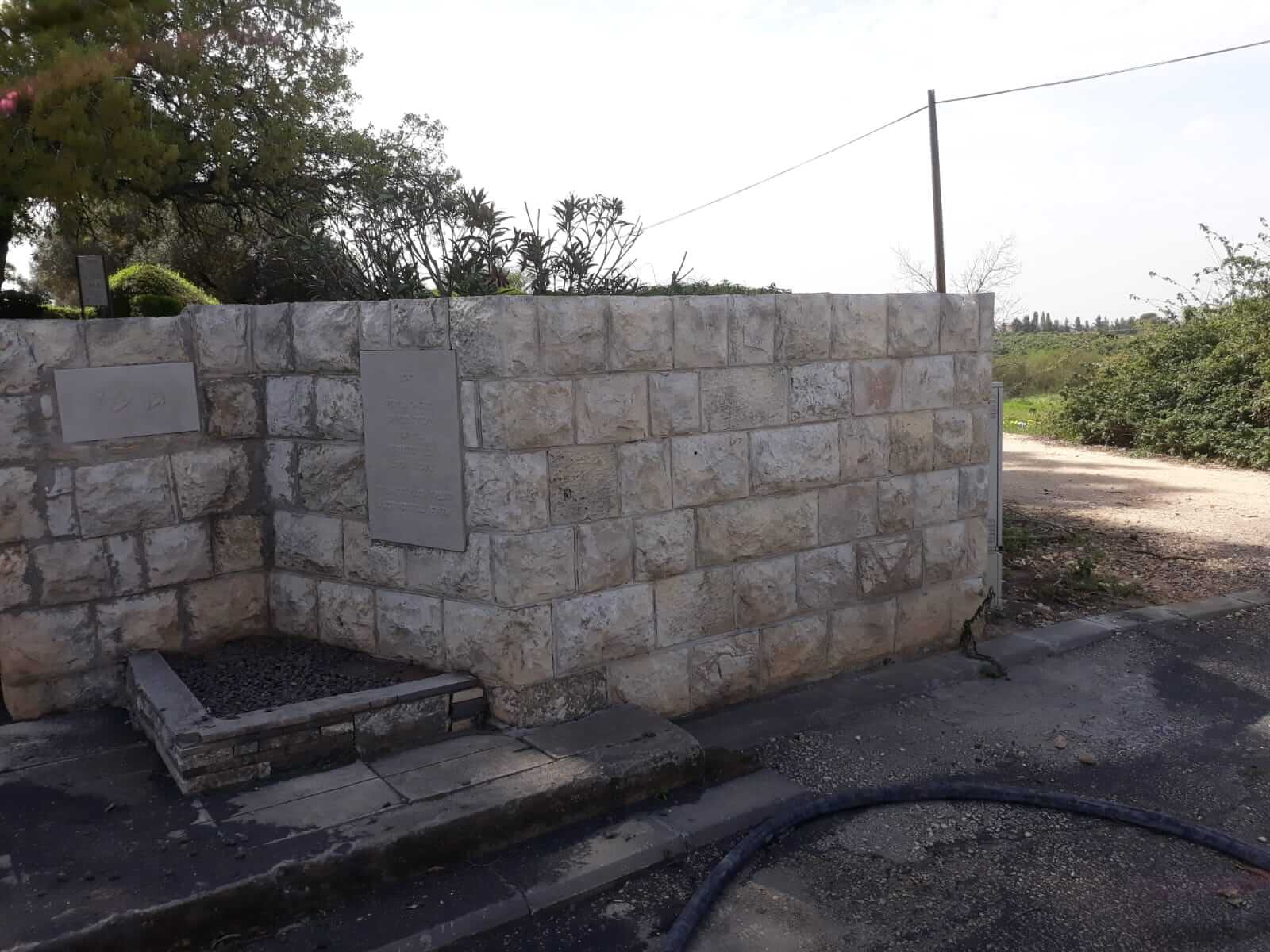 ניקוי אנדרטה בשיטת התזת גרגירי ג'יבלס