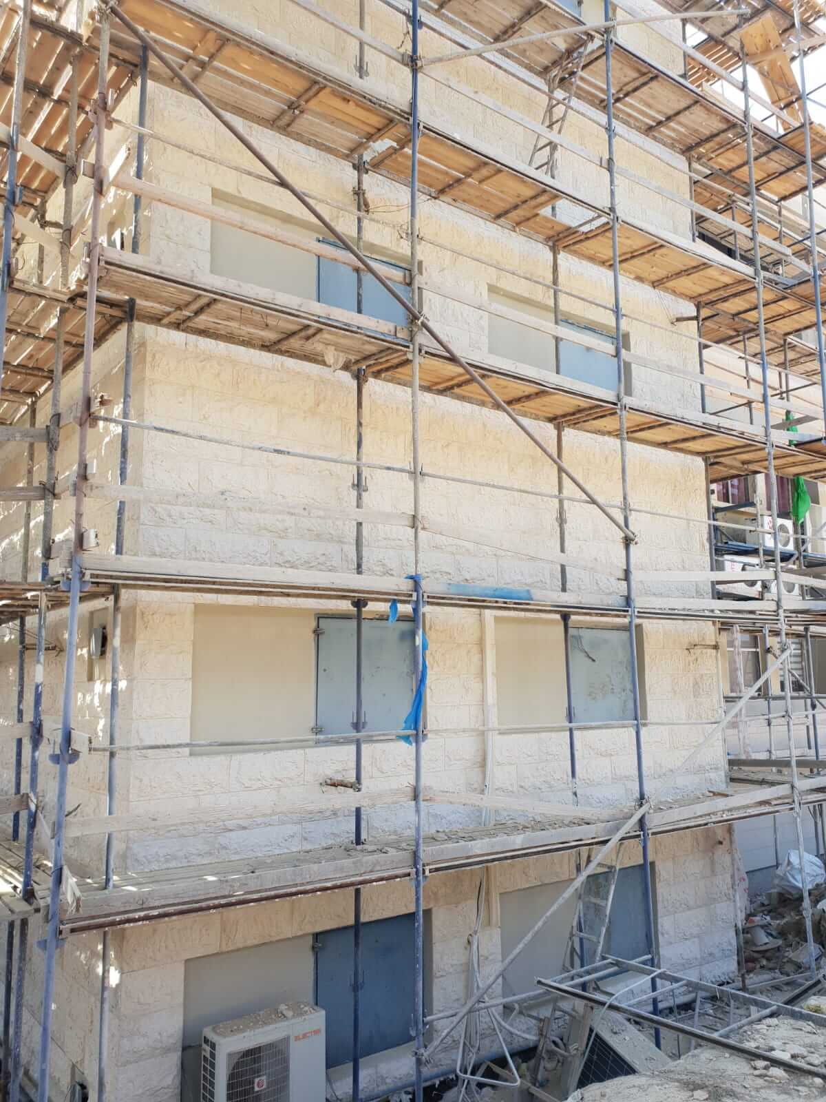 ניקוי אבן בשיטת התזת חול