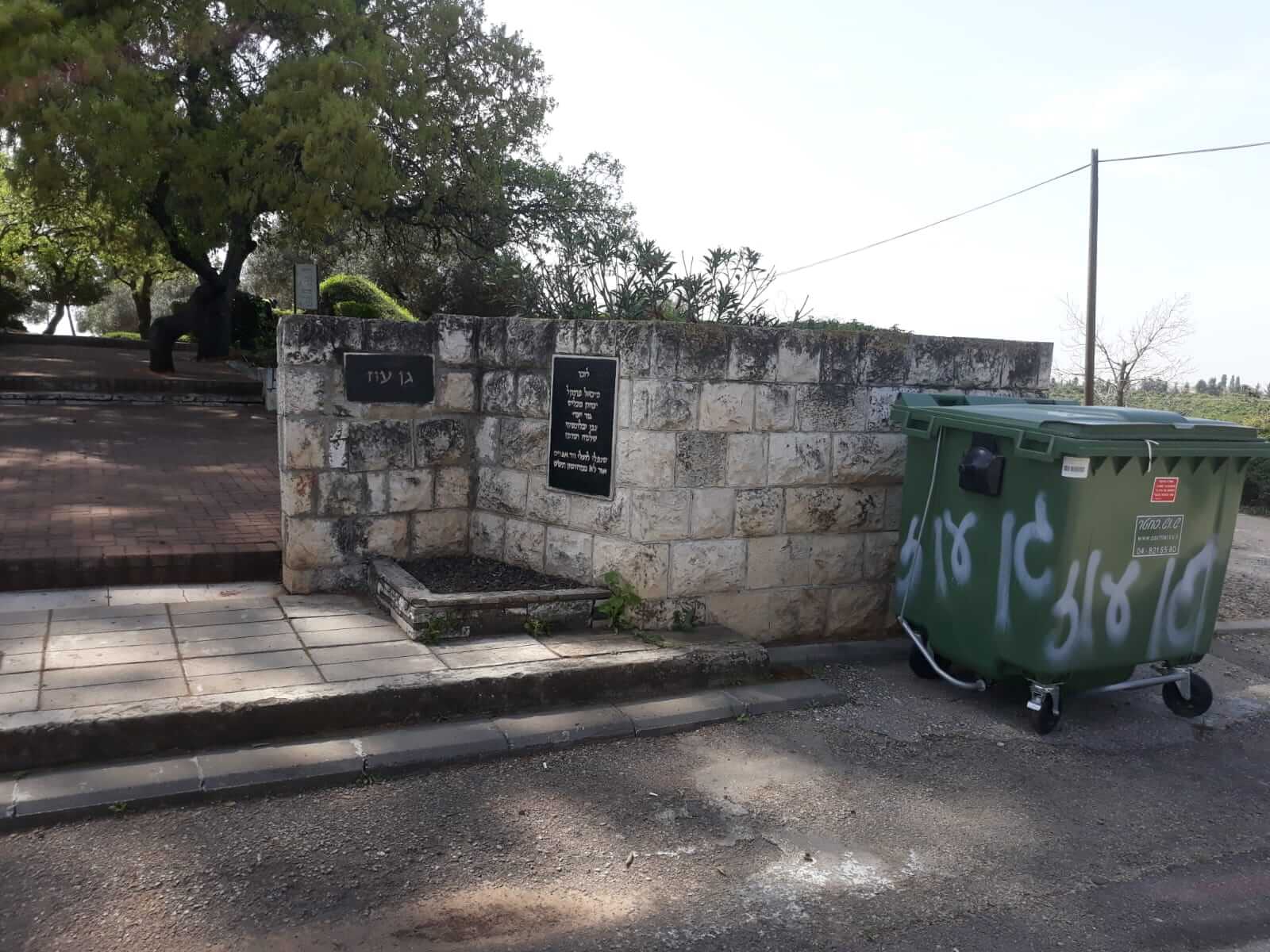 ניקוי אנדרטה בשיטת התזת גרגירי ג'יבלס