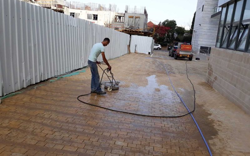 ניקוי רחבת בניין בשיטת לחץ מים גבוה