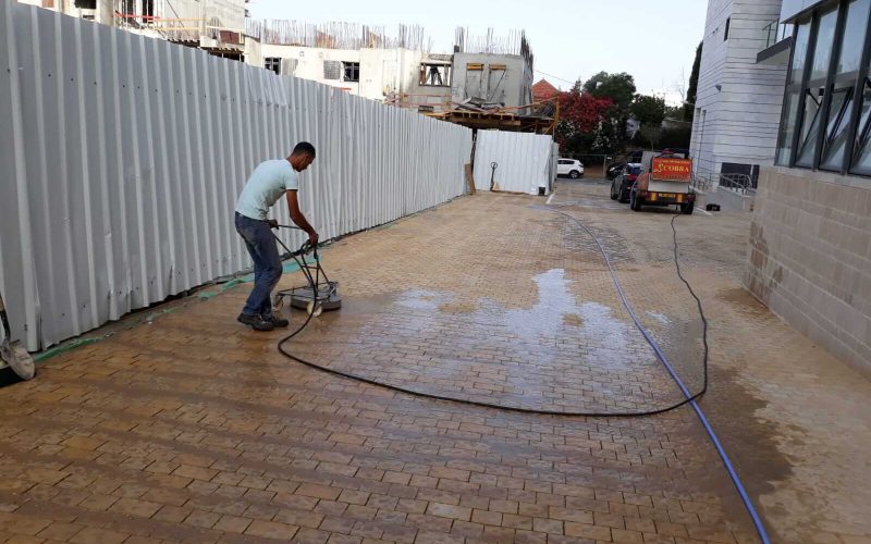 ניקוי רחבת בניין בשיטת לחץ מים גבוה