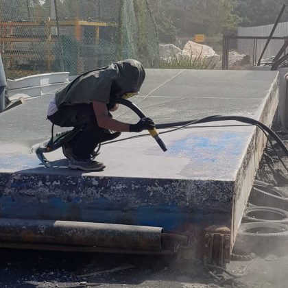 ניקוי רפסודה בשיטת התזת חול