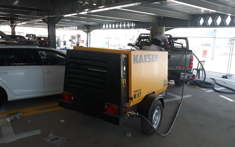 ניקוי סימוני דרך בחניון בשיטת התזת חול