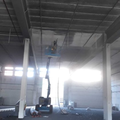 ניקוי תקרה מפיח בשיטת התזת חול