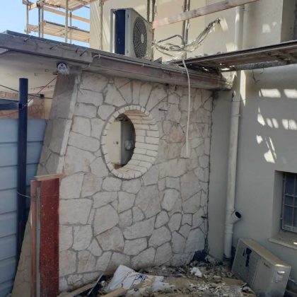 ניקוי קיר בשיטת לחץ מים גבוה